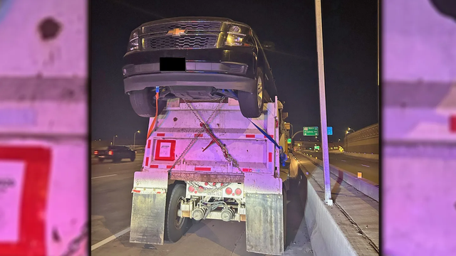 Sebuah truk yang mengangkut mobil SUV di Arizona , Amerika Serikat. Foto: The Drive