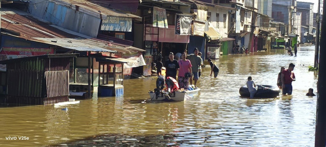 Banjir di Kabupaten Ketapang, Kalimantan Barat. Foto: Kemensos RI