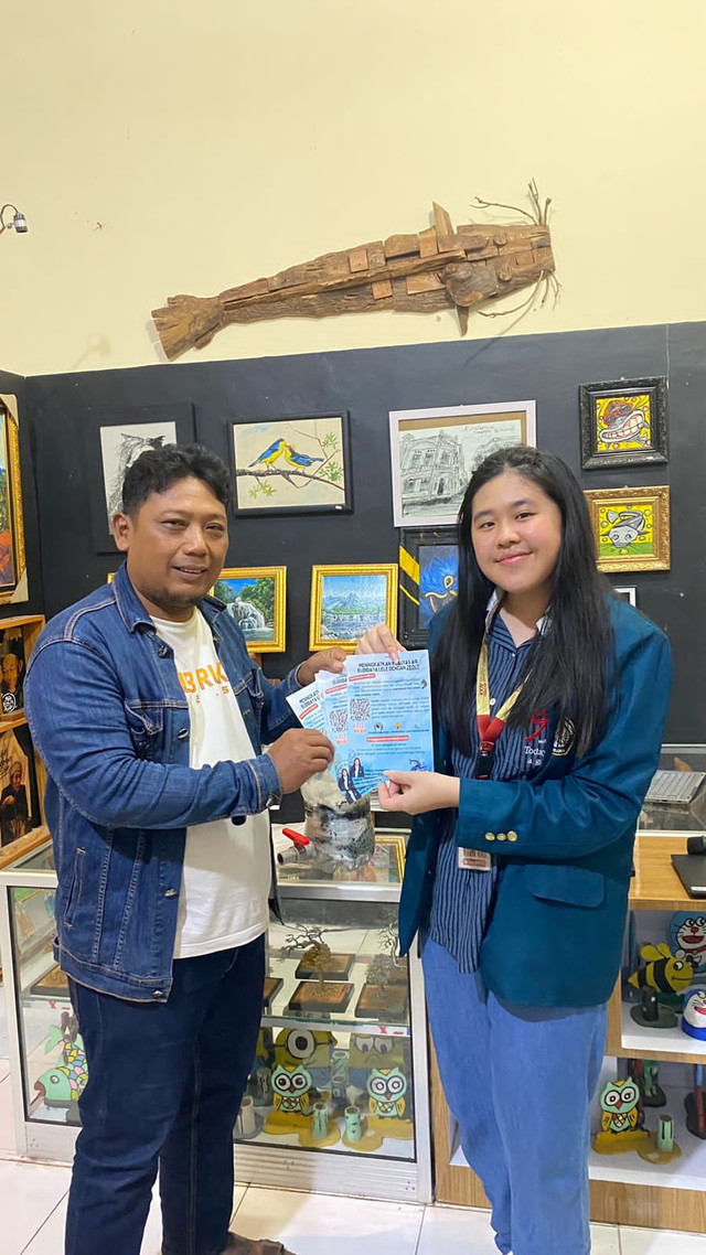 Felicia memberikan brosur edukatif pengolahan air dengan zeolite kepada pengurus BUMDes Tambaksari, Kabupaten Kendal