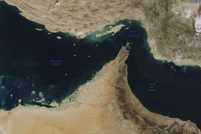 Ilustrasi Selat Hormuz. Foto: lavizzara/Shutterstock
