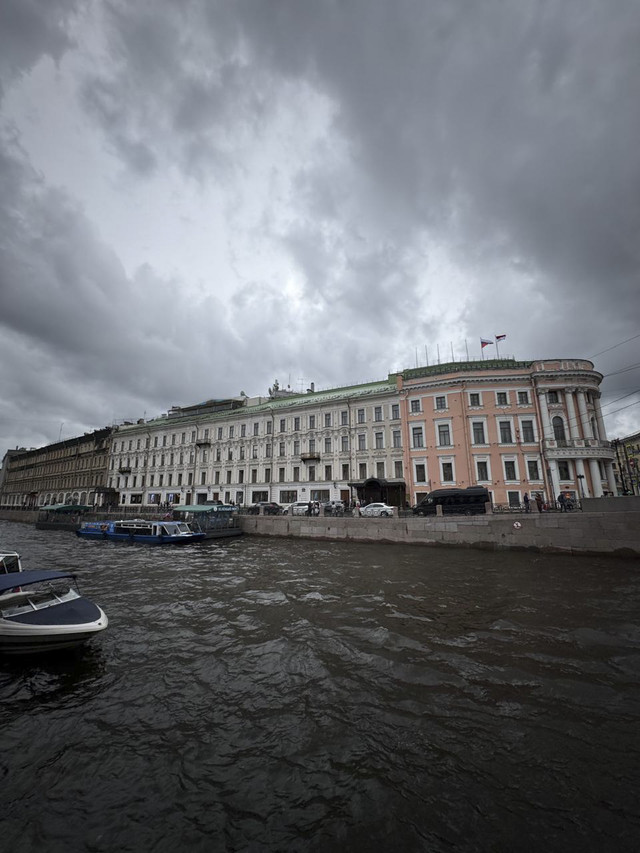 Menjajal wisata perahu di Kota St Petersburg, Rusia. Foto: Luthfi Humam/kumparan