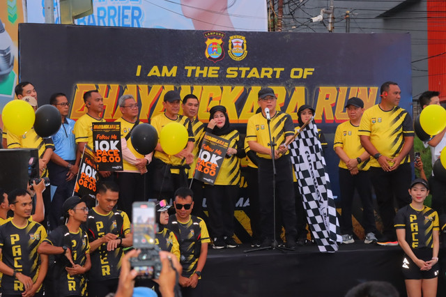 Pembukaan Bhayangkara Run 2025 oleh Kapolda Lampung, Irjen Pol Helmy Santika. | Foto: Dok Humas Polresta Bandar Lampung