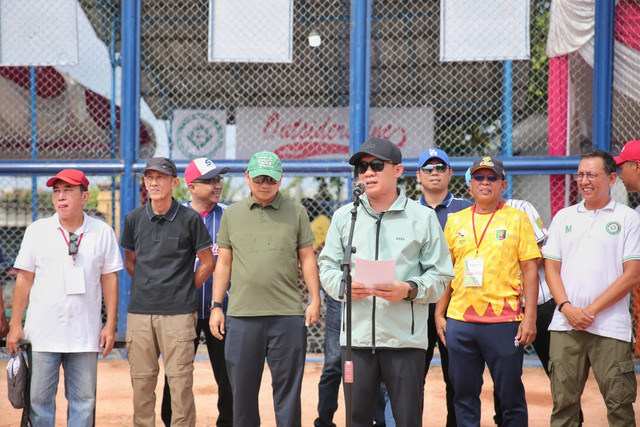 Sekretaris Daerah Provinsi Lampung, Marindo Kurniawan saat membuka Kejuaraan Nasional (Kejurnas) Softball Open Tournament Outsiders Cup 2025 di Lampung | Foto : Dok. Adpim
