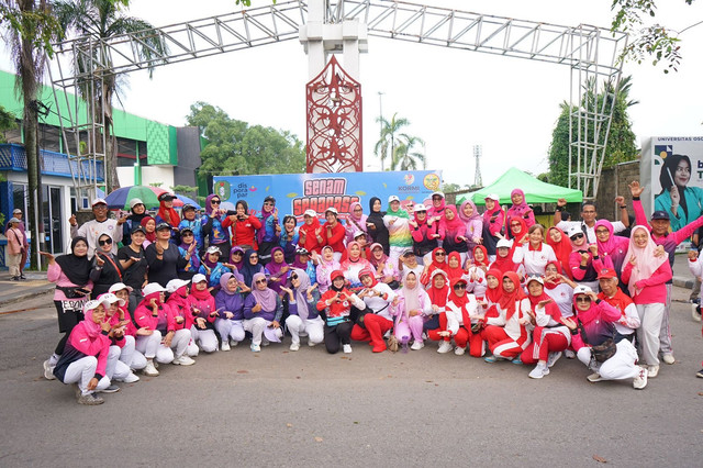 Foto bersama Kadisporapar usai 'Senam Segarasa'. Foto: Dok. Disporapar Kalbar