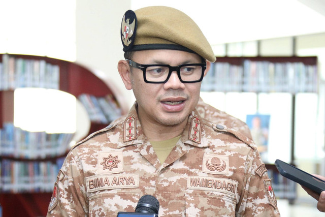 Wakil Menteri Dalam Negeri (Wamendagri) Bima Arya menjawab pertanyaan wartawan di Media Center IPDN, Jatinangor, Kabupaten Sumedang, Jawa Barat, Minggu (22/6/2025). Foto: Puspen Kemendagri