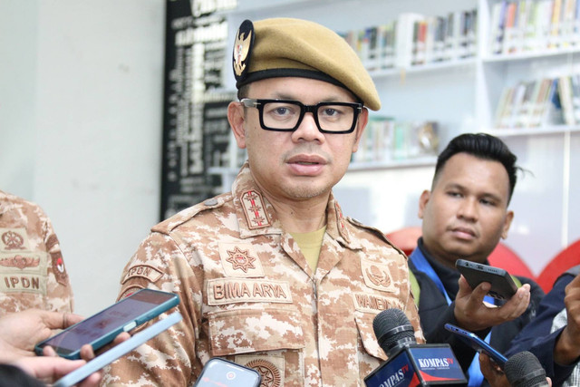 Wakil Menteri Dalam Negeri (Wamendagri) Bima Arya menjawab pertanyaan wartawan di Media Center IPDN, Jatinangor, Kabupaten Sumedang, Jawa Barat, Minggu (22/6/2025). Foto: Puspen Kemendagri