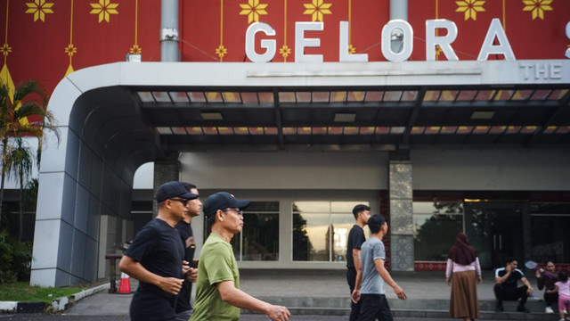Sejumlah warga menikmati libur dengan berolahraga di pelataran Stadion Jakabaring Palembang, Minggu, (22/6) Foto: abp/urban id