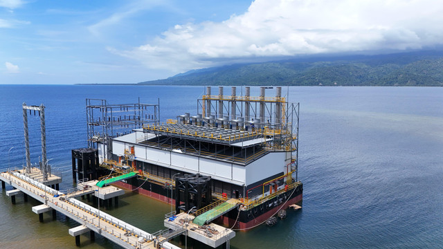 Pembangkit listrik kapal Barge Mounted Power Plant (BMPP) Nusantara 2 di Desa Wolo, Kecamatan Wolo, Kabupaten Kolaka, Sulawesi Tenggara. Foto: PLN IP