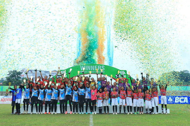 Para juara dan runner-up MilkLife Soccer Challenge Yogyakarta 2025. Foto: Dok. MilkLife Soccer Challenge