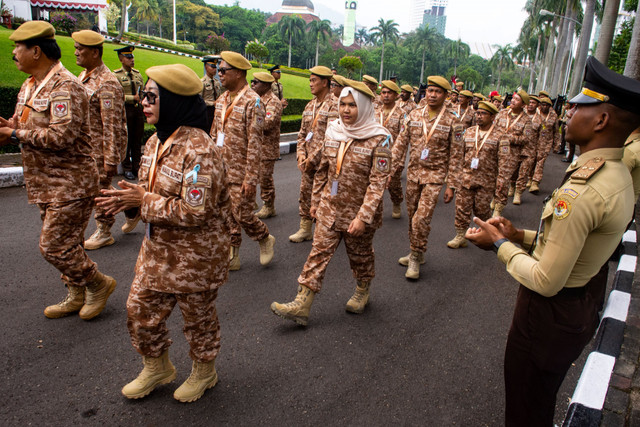 Sejumlah kepala daerah berjalan masuk untuk mengikuti retret gelombang kedua di kampus IPDN Jatinangor, Sumedang, Jawa Barat, Minggu (22/6/2025). Foto: Novrian Arbi/ANTARA FOTO