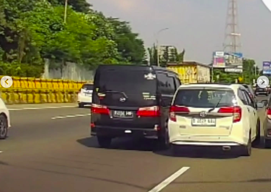 Aksi pengemudi Toyota Calya dengan nomor polisi B 2829 UIL yang berkendara secara ugal. Foto: Instagram/@forfunchann
