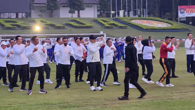 Momen para kepala daerah mengikuti senam pagi pada hari kedua retreat, di Lapangan Parade IPDN, Jatinangor, Kabupaten Sumedang, Senin (23/6/2025).  Foto: Alya Zahra/kumparan 