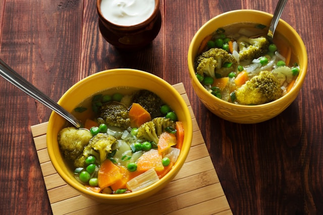Sayur Sop Cocok dengan Lauk Apa. Foto Sayur Sop. Sumber: unsplash.com/Elena Leya