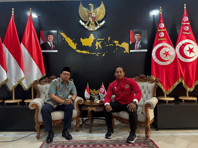 Atlet lempar lembing Indonesia, Fauzi Purwolaksono (kanan), bertemu Dubes RI untuk Tunisia. Foto: Instagram @fauzi.purwo