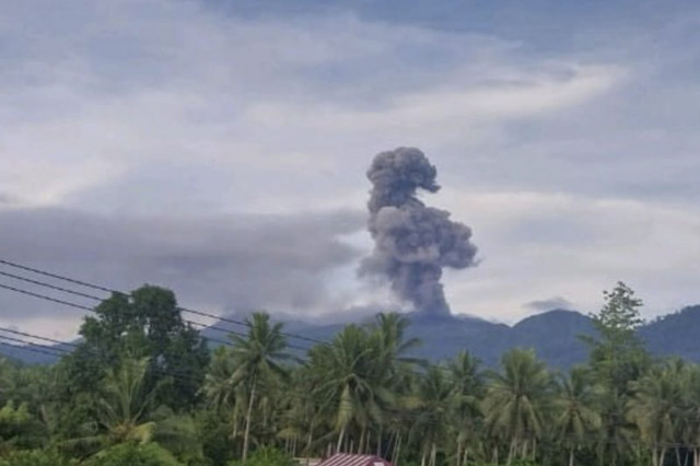 Gunung Dukono di Halmahera UtaraFoto: ANTARA/HO- Petugas PGA