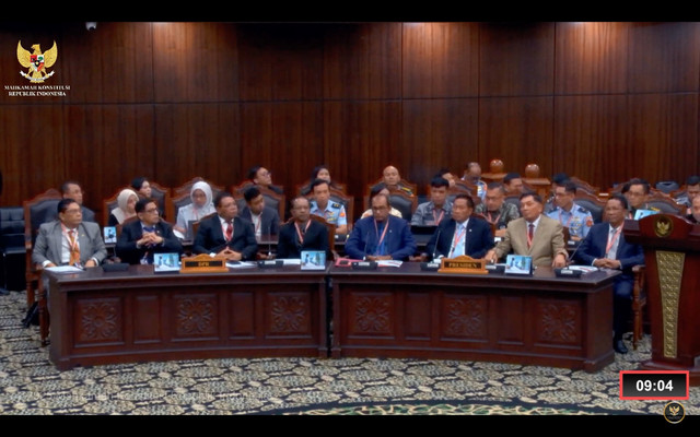 Menteri Hukum Supratman Andi Agtas (paling kanan), Menteri Pertahanan Sjafrie Sjamsoeddin (kedua dari kanan), Ketua Komisi I DPR Utut Adianto (paling kiri) menghadiri sidang gugatan UU TNI di Mahkamah Konstitusi. Foto: YouTube/ Mahkamah Konstitusi 