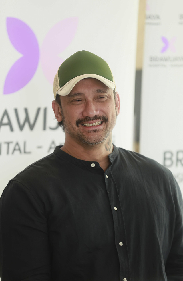 Aktor Tora Sudiro saat konferensi pers cucu pertama di rumah sakit Brawijaya Antasari, Jakarta, Senin, (23/6/2025). Foto: Agus Apriyanto