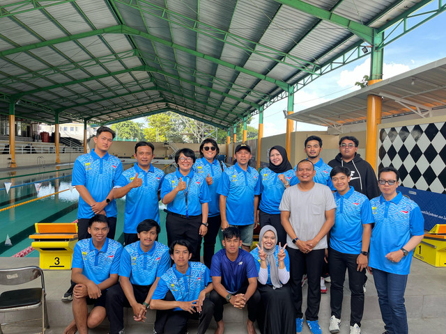 Mahasiswa KFO FPOK UPI dan Tim Pelatih NPCI Kota Bandung serta wasit usai PEPARPELKOT Cabor Renang