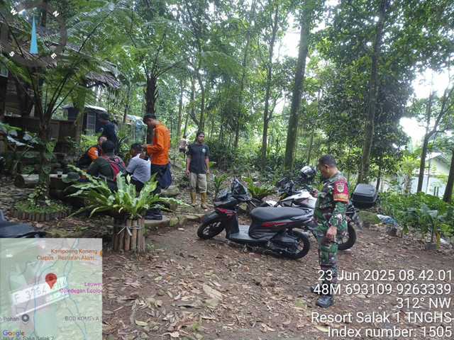 Tim SAR melakukan pencarian lansia yang hilang saat hiking di Gunung Salak, Senin (23/6/2025). Foto: Dok. Istimewa