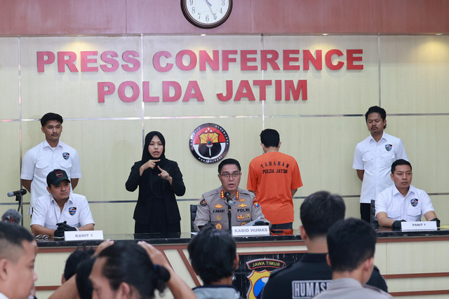 Diressiber Polda Jatim mengungkap kasus penyalahgunaan data pribadi warga untuk pendaftaran akun toko online di Mapolda Jatim, Senin (23/6/2025).  Foto: Dok. Humas Polda Jatim