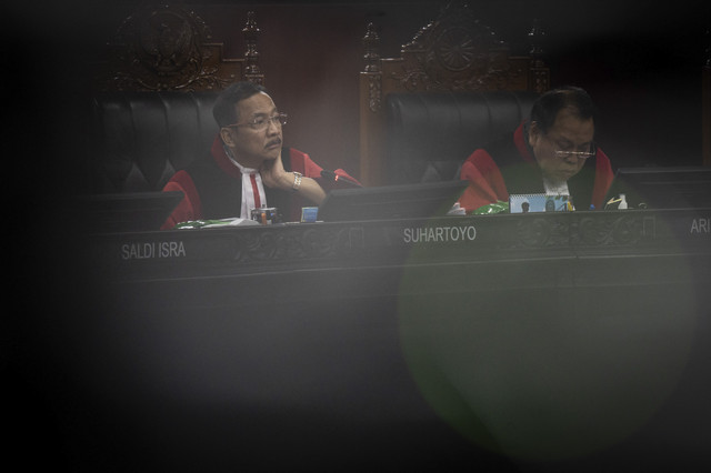 Ketua Mahkamah Konstitusi Suhartoyo (kiri) didampingi Hakim Konstitusi Arief Hidayat (kanan) memimpin sidang uji materi Undang-undang Nomor 34 Tahun 2004 tentang Tentara Nasional Indonesia di Mahkamah Konstitusi (MK), Jakarta, Senin (23/6/2025). Foto: Bayu Pratama S/ANTARA FOTO