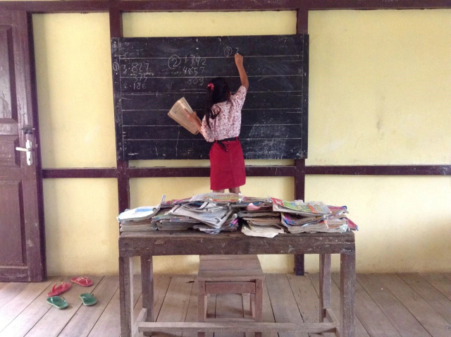 foto anak menulis di kelas desa (Worldbank.org)