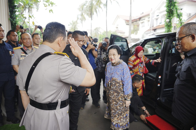 Momen Kapolri, Jenderal Listyo Sigit Prabowo, bertemu Presiden ke-5 RI, Megawati Soekarnoputri, di kawasan Depok. Foto: Dok. Istimewa