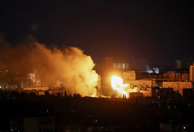 Sebuah serangan Rusia di Kiev. Foto: Gleb Garanich/REUTERS