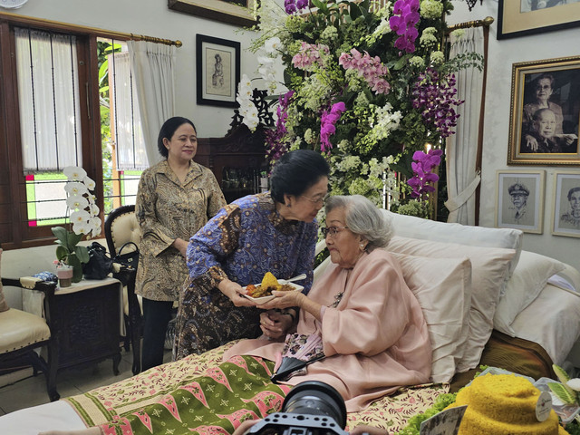 Presiden Kelima RI Megawati Soekarnoputri menjadi tamu spesial dalam perayaan ulang tahun ke-100 istri mantan Kapolri Jenderal (Purn) Hoegeng Iman Santoso, Meriyati Roeslani. Foto: Dok. Istimewa