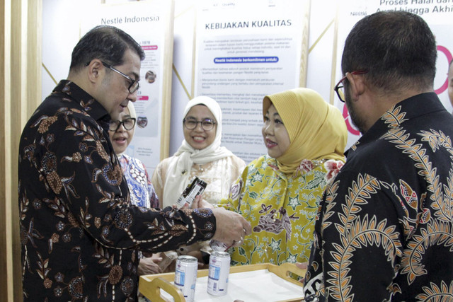 Teuku Riefky Harsya (kiri) Menteri Ekonomi Kreatif Republik Indonesia, berbincang dengan Sufintri Rahayu, Direktur Corporate Affairs & Sustainability Nestlé Indonesia, saat mengunjungi area pameran Nestlé Indonesia dalam ajang Indonesia International Halal Festival (IIHF) 2025 di Jakarta. Foto: Dok. Nestlé Indonesia