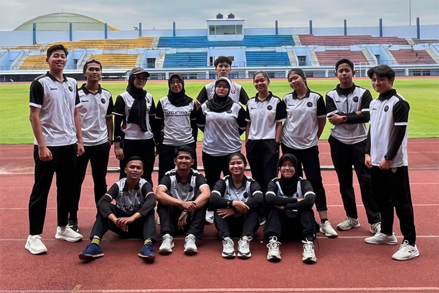 Mahasiswa KFO FPOK UPI foto bersama usai melaksanakan kegiatan tes fisik Atlet SPOBDA/SPOBNAS Jawa Barat