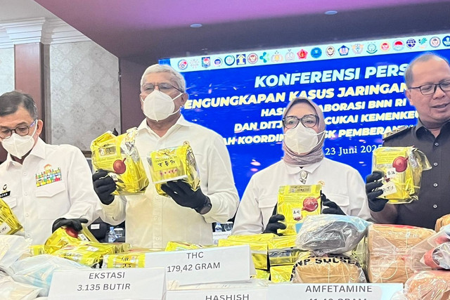 Kepala BNN RI Marthinus Hukom dan Menteri PPPA Arifah Fauzi konferensi pers pengungkapan jaringan narkotika di Kantor Pusat Bea Cukai, Jakarta Timur, Senin (23/6/2025). Foto: Nasywa Athifah/kumparan