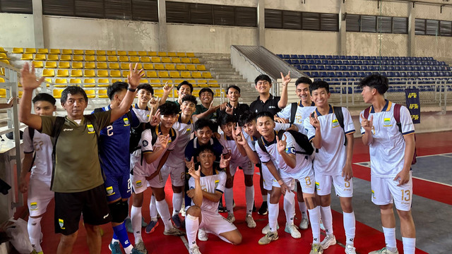 Bandung, KFO FPOK UPI - Arya (Kanan), Fakhri (Tengah Kiri), Rezza (Tengah Kanan), dan Rumi (Kiri) foto bersama team futsal Kota Bandung seusai pertandingan futsal AFP Jawa Barat di GOR ITB Jatinangor pada Minggu, 22 Juni 2025.