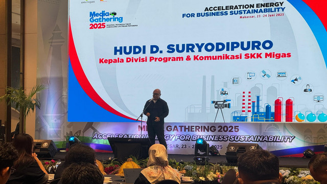 Kepala Divisi Program dan Komunikasi SKK Migas, Hudi D Suryodipuro, saat beri sambutan dalam acara media gathering di Makassar. Senin (23/06/2025) (Aset: Istimewa)