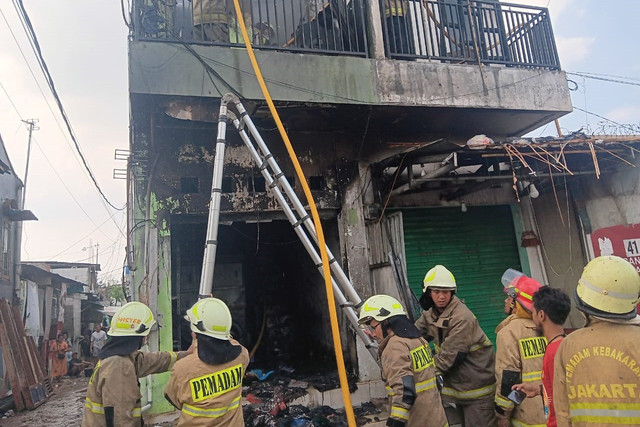 Damkar padamkan kebakaran tempat laundry di Koja, Jakut, Senin (23/6/2025). Foto: Sudin Gulkarmat Jakut