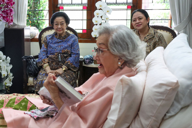 Presiden Kelima Megawati Soekarnoputri didampingi putrinya yang juga Ketua DPR Puan Maharani menyimak penuturan dari istri mantan Kapolri Jenderal (Purn) Hoegeng Iman Santoso, Meriyati Roeslani di kediaman Meriyati di Depok, Jabar, Senin (23/6/2025). Foto: Monang Sinaga/ ANTARA FOTO