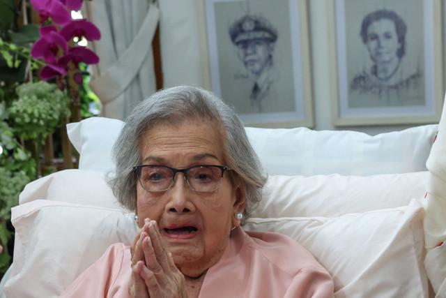 Meriyati Roeslani berbaring di tempat tidurnya saat menerima kunjungan Presiden Kelima RI Megawati Soekarnoputri di kediaman Meriyati di Depok, Jawa Barat, Senin (23/6/2025). Foto: Monang Sinaga/ ANTARA FOTO