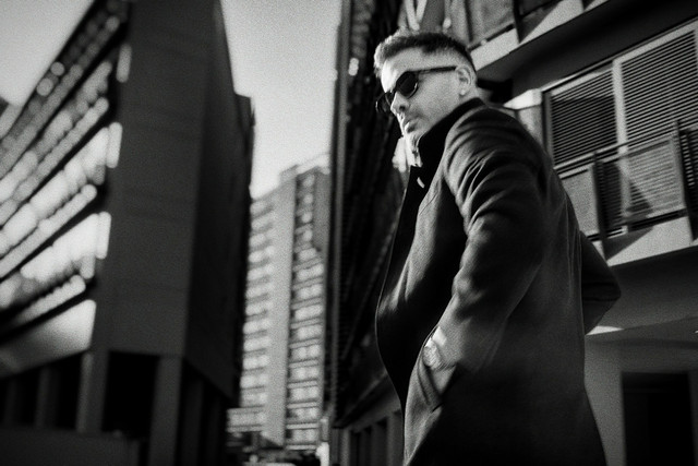 Ilustrasi Tips Gaya Foto Pria. Sumber: Unsplash/behrouz sasani