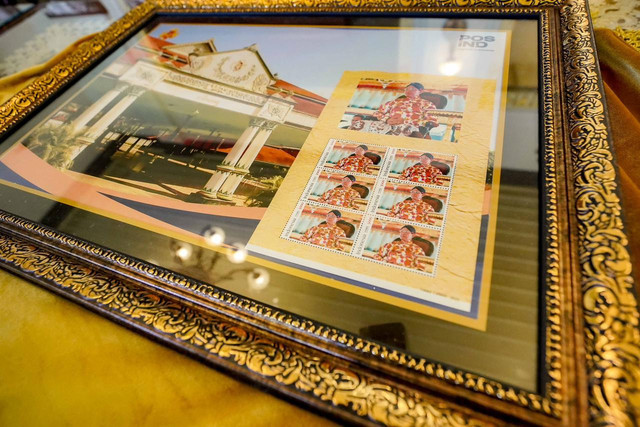 Prangko edisi khusus bergambar Sultan HB X yang diterbitkan PT Pos Indonesia. Foto: Dok. Pemda DIY