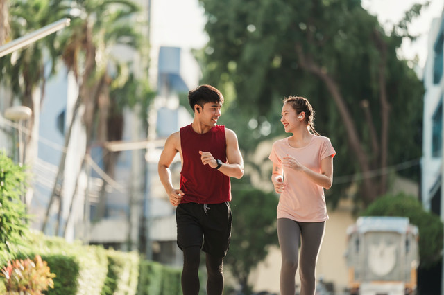 Ilustrasi olahraga bersama pasangan. Foto: Shutterstock