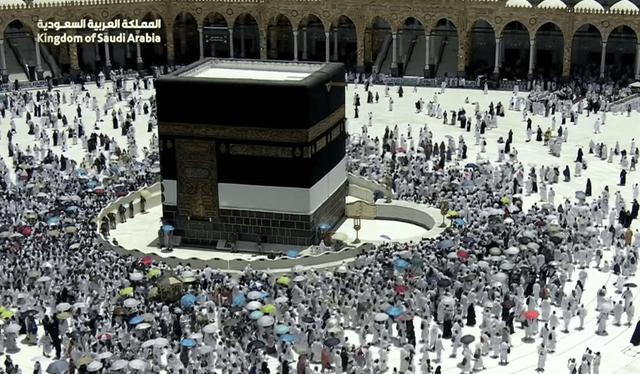 Jemaah umrah di area mataf Ka'bah, Masjidil Haram, pada Senin siang 22 Juni 2025. Foto: Youtube @qurantvsa