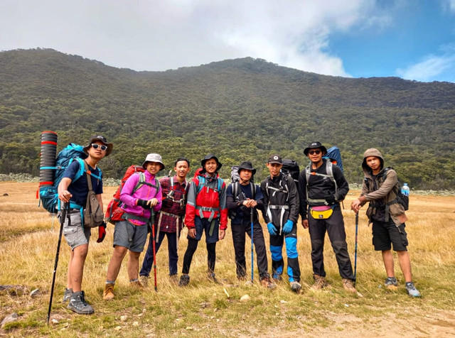 foto pendakian gunung Islami bersama sahabat (dokumen pribadi)