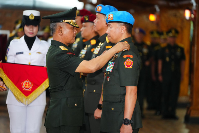 Kasum TNI Letjen TNI Richard Tampubolon memimpin upacara Serah Terima Jabatan (Sertijab) Komandan Pasukan Pengamanan Presiden (Danpaspampres) dan Komandan Komando Operasi Khusus (Dankoopssus) TNI di Mabes TNI, Cilangkap, Jakarta Timur, Senin (23/6). Foto: Puspen TNI