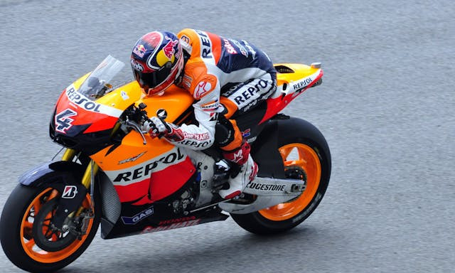 Ilustrasi link nonton live streaming motogp belanda 2025. Sumber: pexels.com
