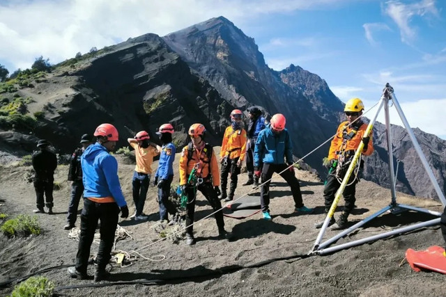 Tim SAR Gabungan terus melanjutkan proses evakuasi pendaki asal Brasil yang jatuh di tebing sekitar Cemara Nunggal, jalur menuju puncak Rinjani. Foto: Instagram/@btn_gn_rinjani