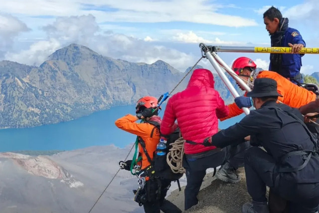 Tim SAR Gabungan terus melanjutkan proses evakuasi pendaki asal Brasil yang jatuh di tebing sekitar Cemara Nunggal, jalur menuju puncak Rinjani. Foto: Instagram/@btn_gn_rinjani