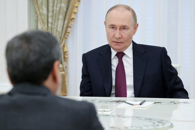 Presiden Rusia Vladimir Putin menghadiri pertemuan dengan Menteri Luar Negeri Iran Abbas Araqchi di Kremlin, Moskow, Rusia, Senin (23/6/2025). Foto: Sputnik/Alexander Kazakov/Pool via REUTERS