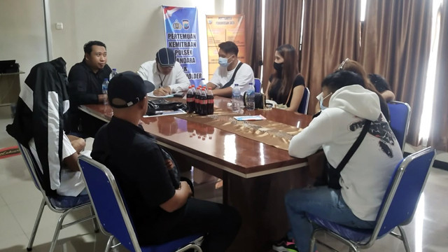 Polisi memeriksa 7 orang warga asal Sulawesi Utara yang digagalkan menjadi pekerja migran ilegal di Kamboja dan Thailand. (foto: dokumen istimewa)