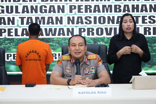 Kapolda Riau Irjen Herry Heryawan memberikan keterangan pers penangkapan tokoh adat di Riau yang menjual lahan hutan Taman Nasional Tesso Nillo. Foto: Dok. Istimewa