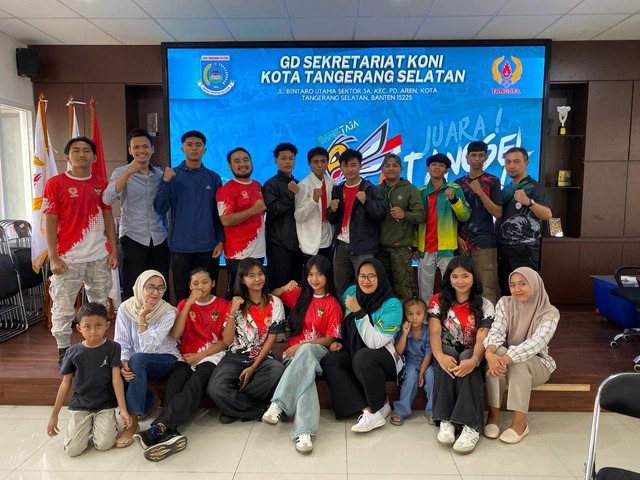 Cabang Olaharaga Menembak Tangerang Selatan Berfoto Setelah Melakukan Proses Verifikasi